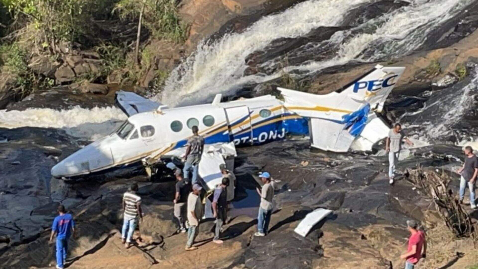 O avião, que transportou Marília Mendonça, se partiu ao meio após a queda 