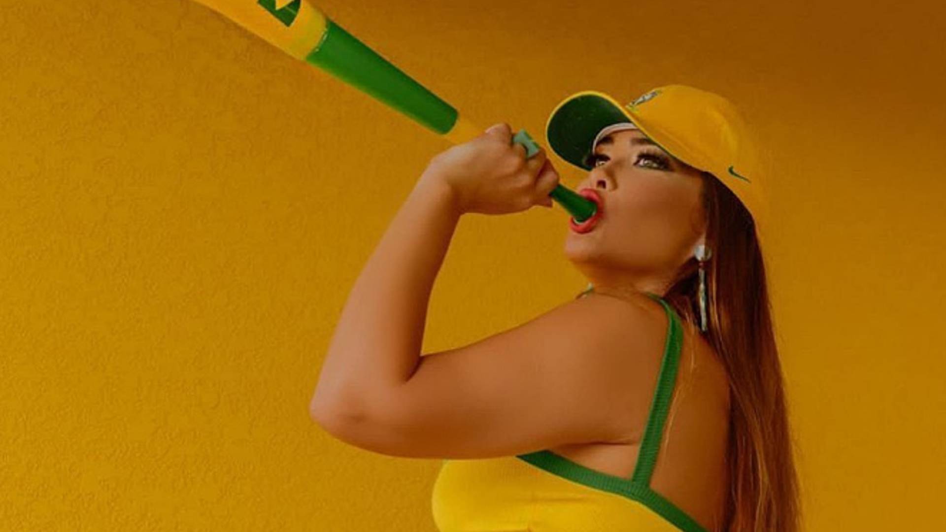 De calcinha PP verde e amarela, Geisy Arruda coloca vuvuzela dentro da boca: “Empinando”