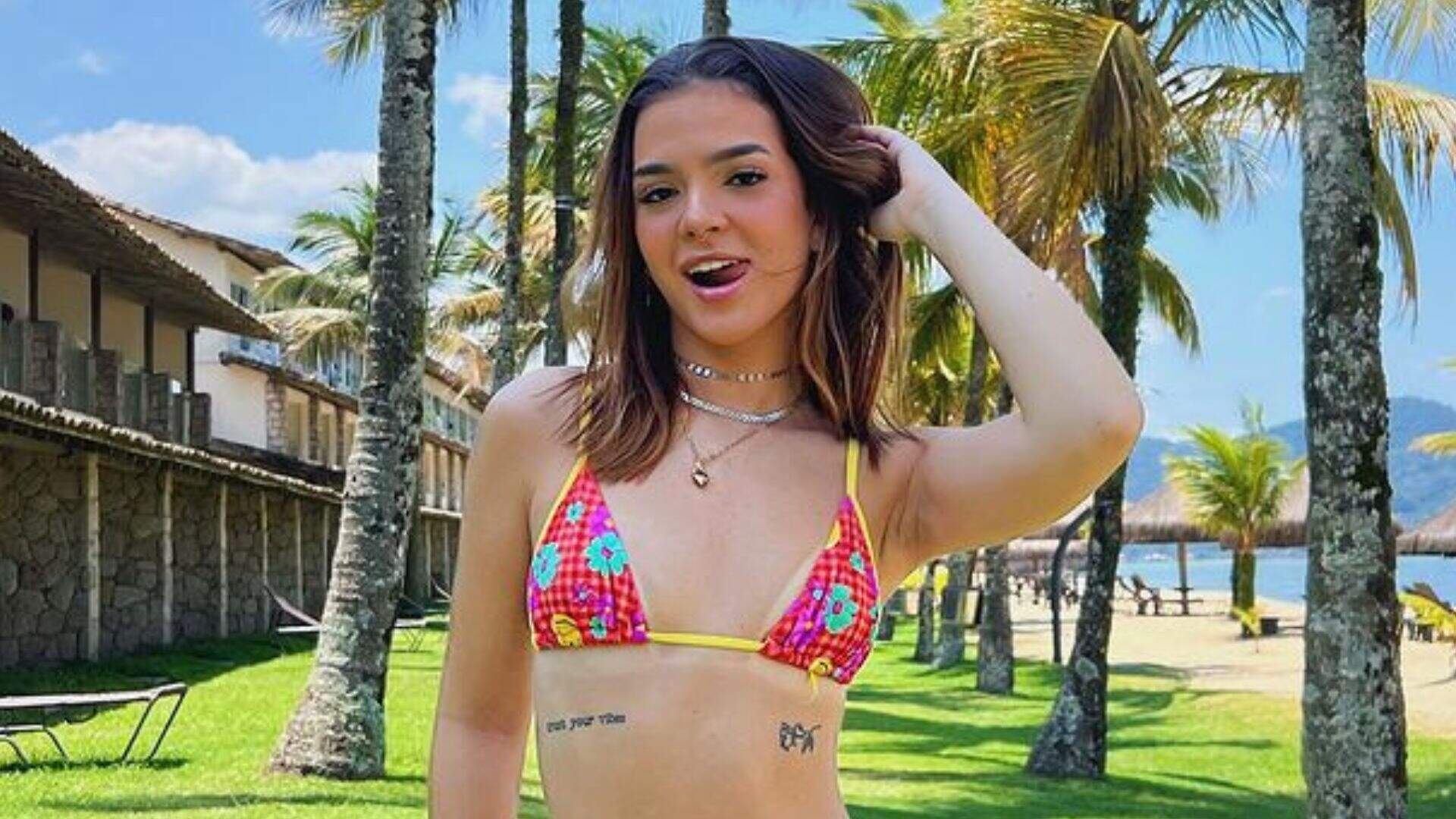 Após dançar ‘Bora Pro Motel’, Mel Maia sai do banho e faz vídeo rebolando muito no TikTok