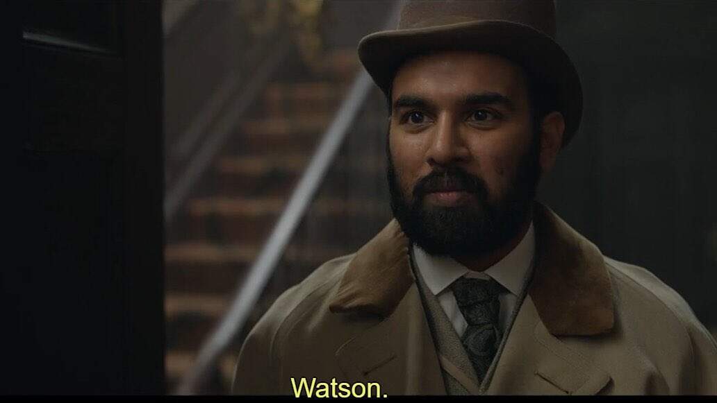 Himesh Patel como Dr. Watson. (Foto: Reprodução/Twitter)