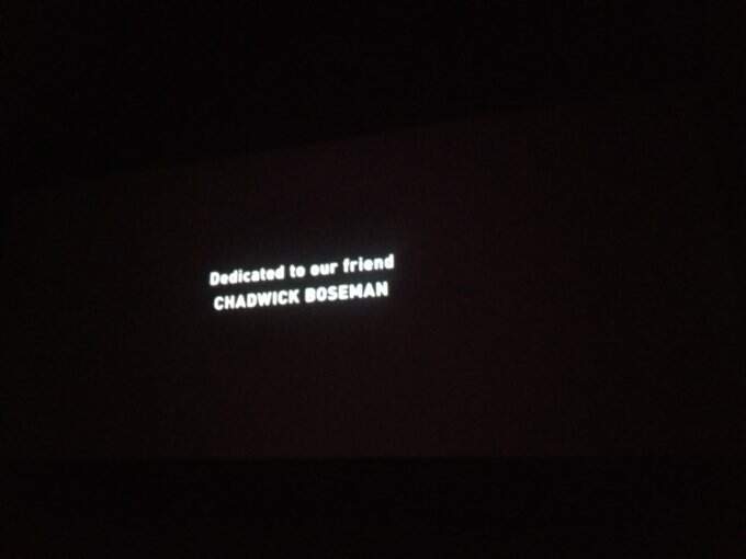 "Dedicado ao nosso amigo Chadwick Boseman".