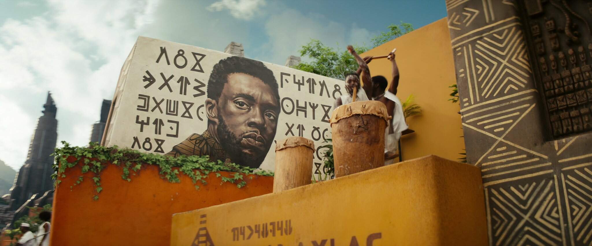 Chadwick Boseman é homenageado no longa. (Foto: Reprodução/Marvel Studios)