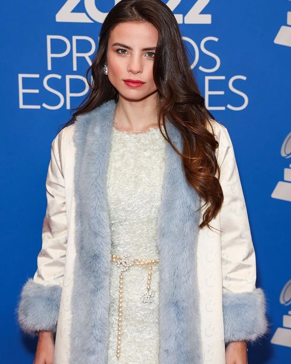 Giulia Be usa colar da Chanel em evento do Grammy (Foto: Getty Images)