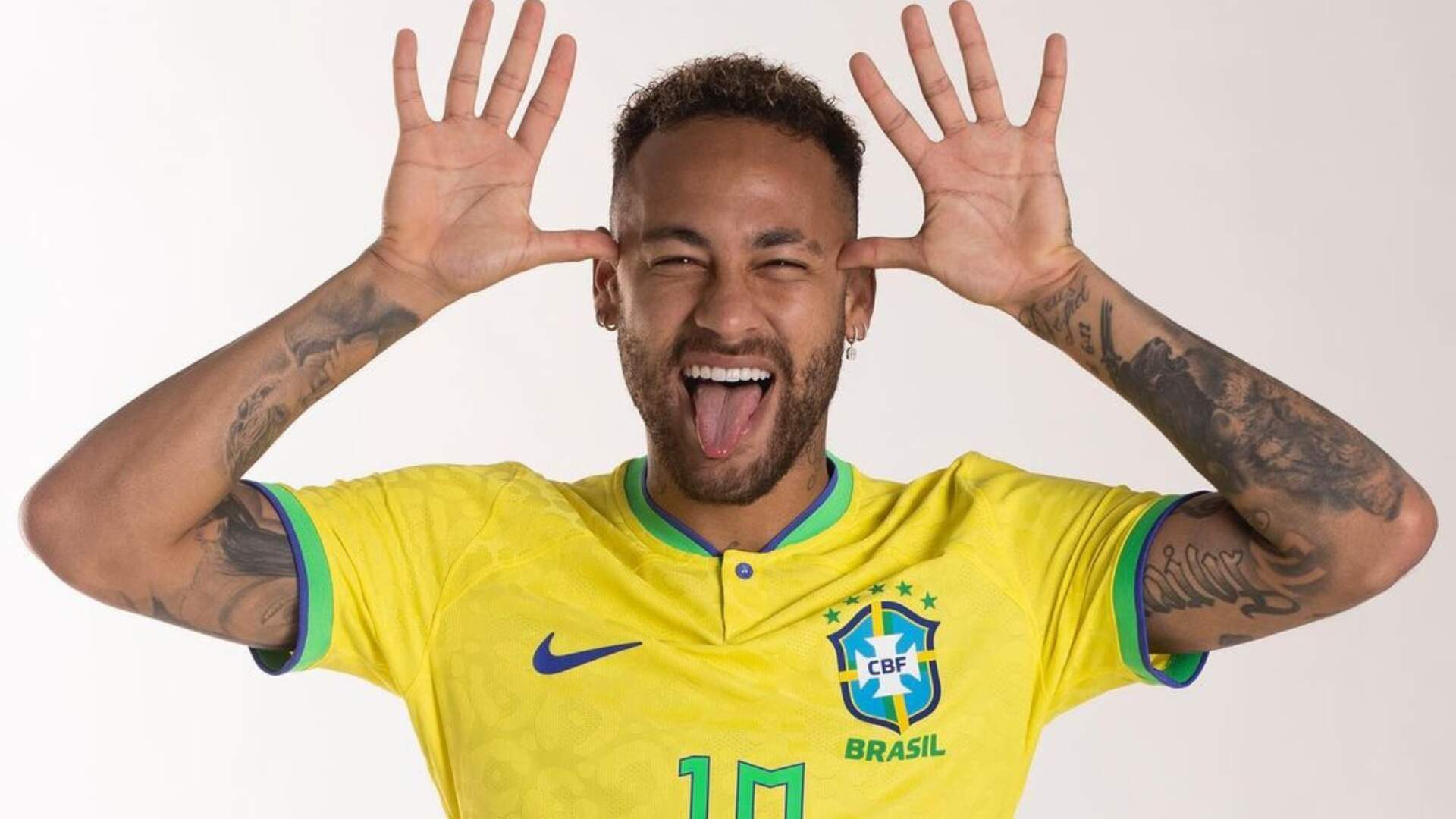 Neymar J. é um jogador de futebol brasileiro que atua como atacante, ele jogou no Santos F.C. (2009 - 2013), no F.C. Barcelona (2013 - 2017), atualmente é jogador do Paris Saint-Germain F.C.. 