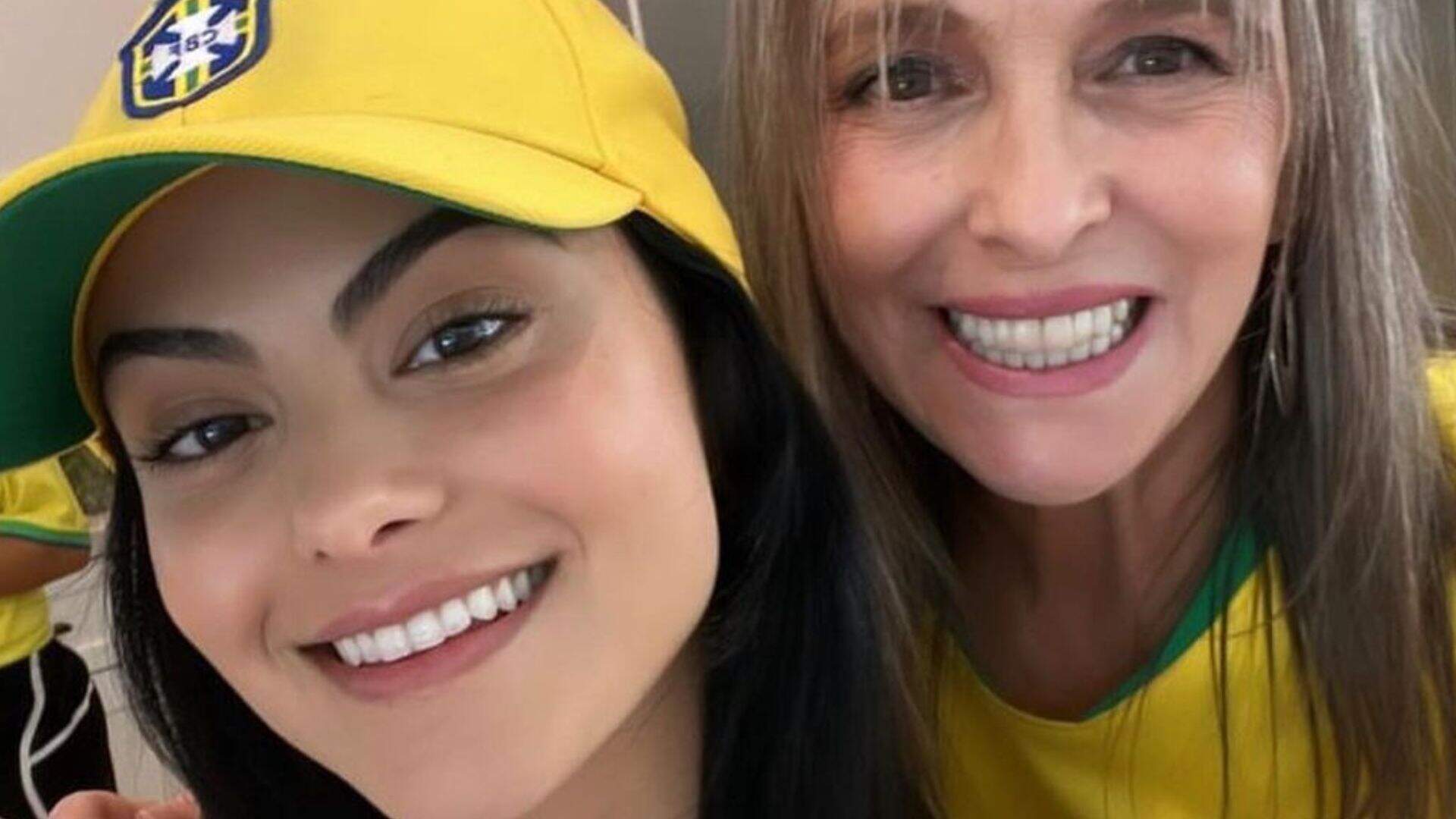 Brasileiríssima! Camila Mendes surpreende os fãs ao usar boné da seleção e declara torcida para o Brasil - Metropolitana FM