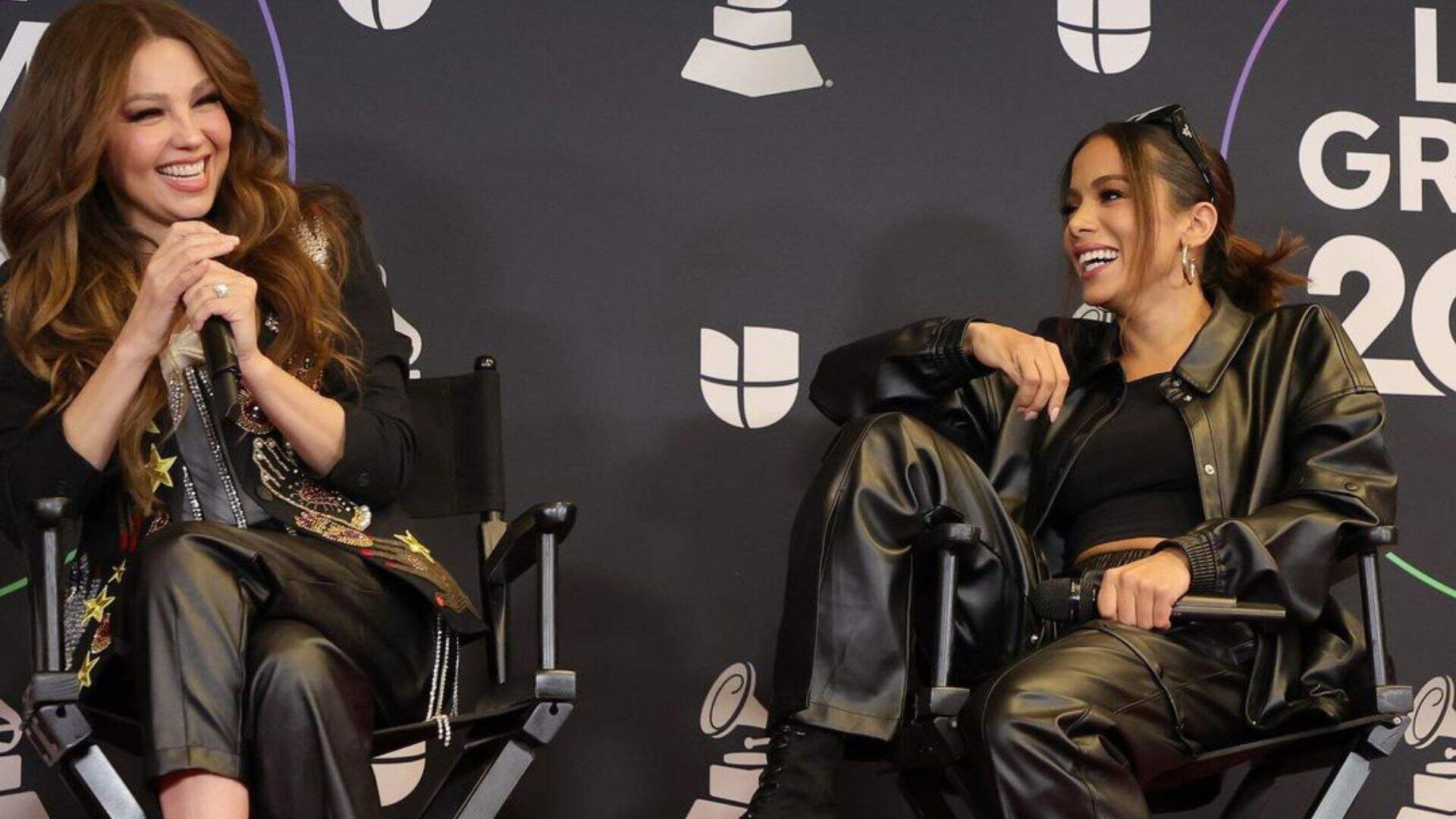 Anitta e Thalía se juntam e apostam na calça de couro para coletiva do Grammy Latino 2022 - Metropolitana FM