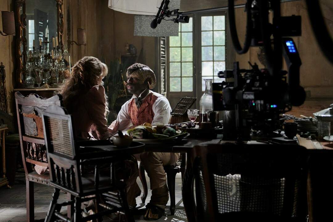 Tamzin Merchant e David Gyasi nos bastidores de Carnival Row. (Foto: Reprodução/Prime Video)