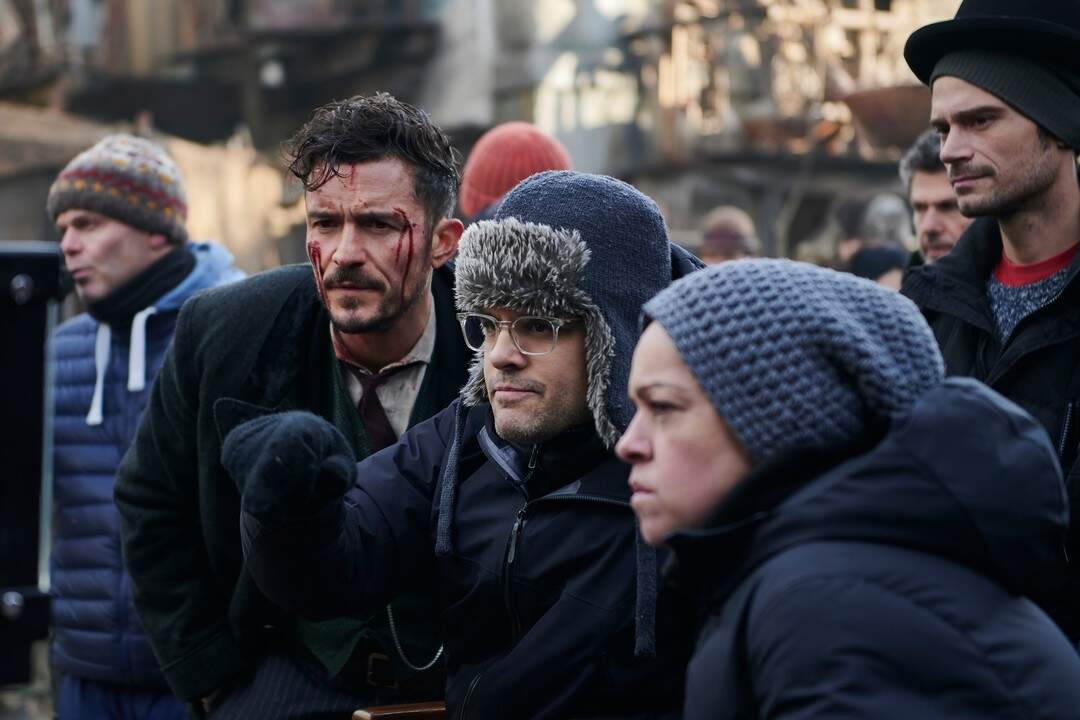 Orlando Bloom nos bastidores de Carnival Row. (Foto: Reprodução/Prime Video)