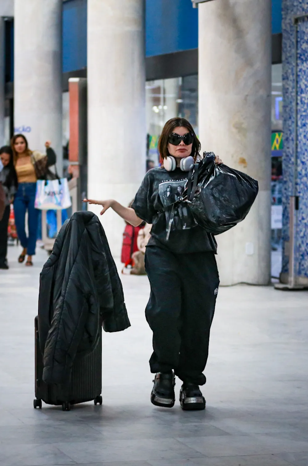 Amei a Gkay desfilando com a nova bolsa de lixo da Balenciaga que custa 9  mil reais nas lojas do Brasil - iFunny Brazil