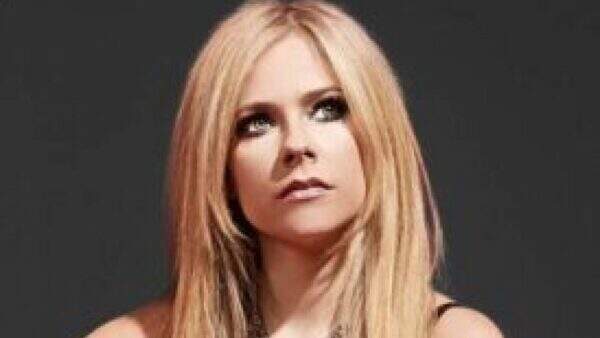 Avril Lavigne lança edição deluxe do álbum “Love Sux” com faixas inéditas e versões acústicas
