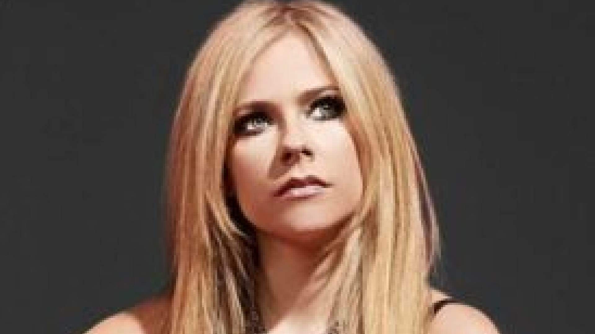 Avril Lavigne lança edição deluxe do álbum “Love Sux” com faixas inéditas e versões acústicas - Metropolitana FM