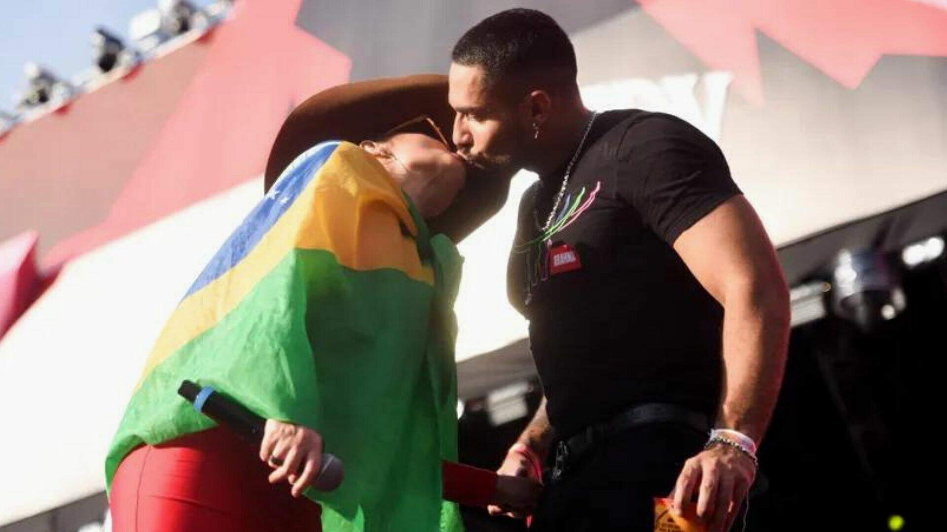 Voltaram? Bil Araújo e Maraisa tem ‘recaída’ e se beijam durante show - Metropolitana FM