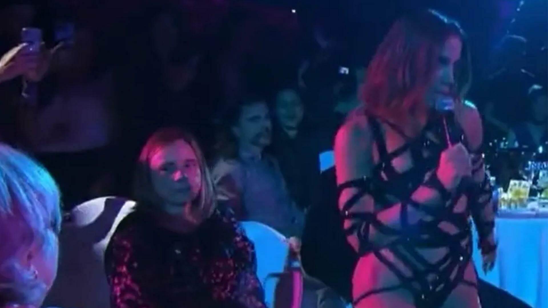 Mulher dá chega pra lá em Anitta durante apresentação na Espanha e vídeo viraliza: “Não gostou”
