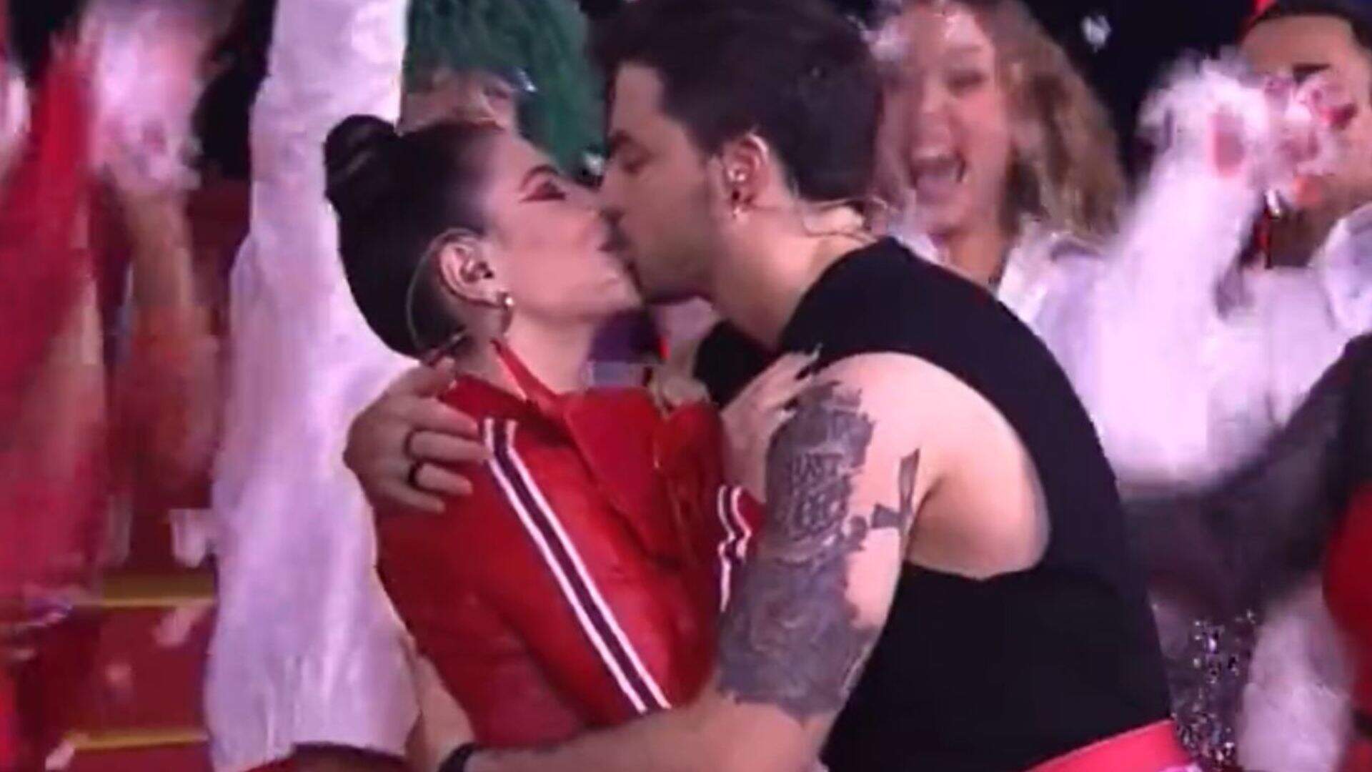 Biscoitagem? Web critica beijo de Gkay e Felipe Neto durante live