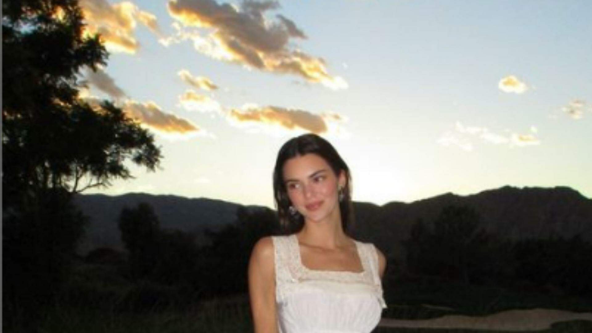 Kendall Jenner usa slip drees branco e biquíni geométrico para comemorar os 27 anos