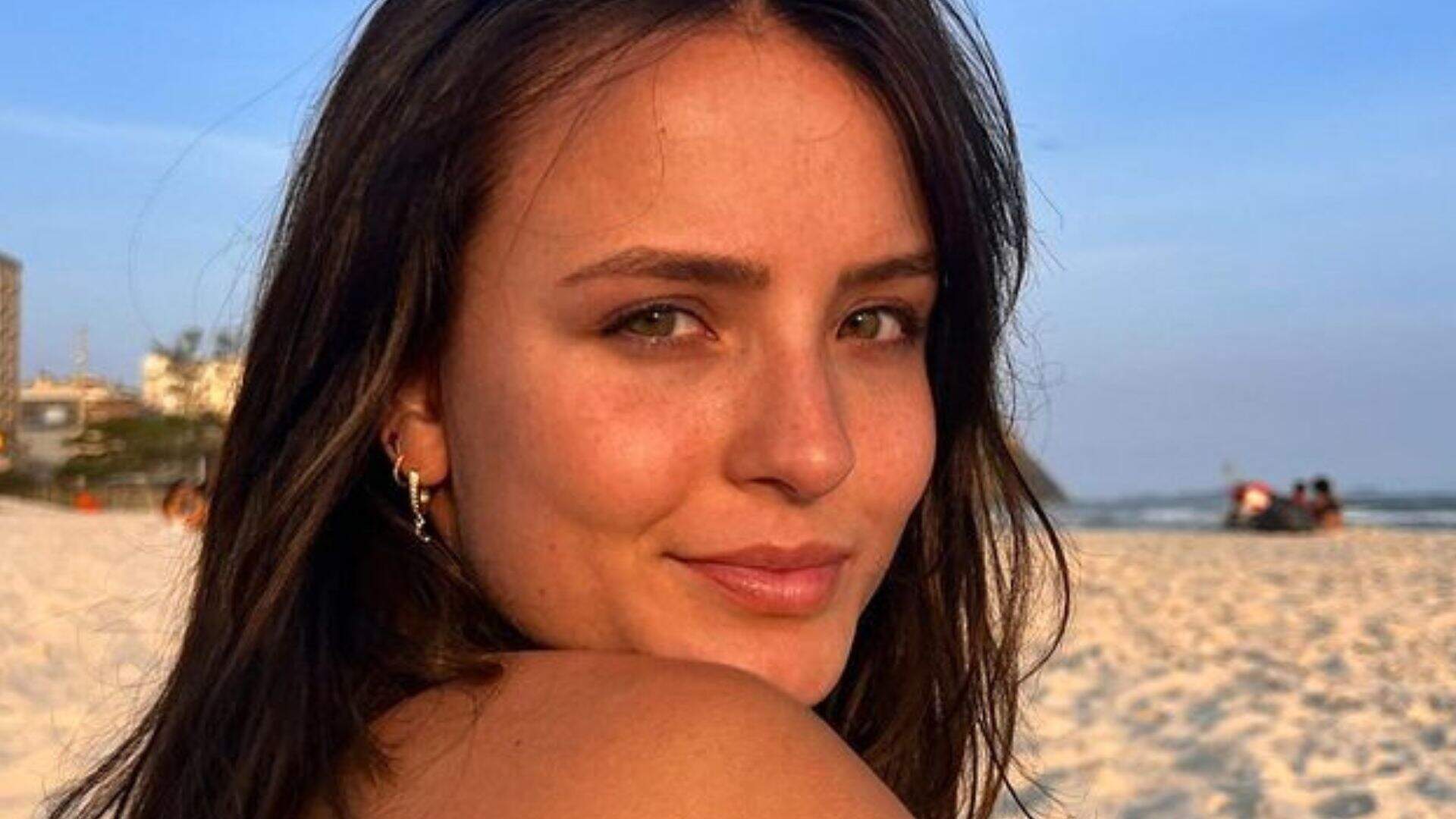 Larissa Manoela é comparada com Valesca Popozuda ao usar fio-dental PP na praia: “Até dei zoom”