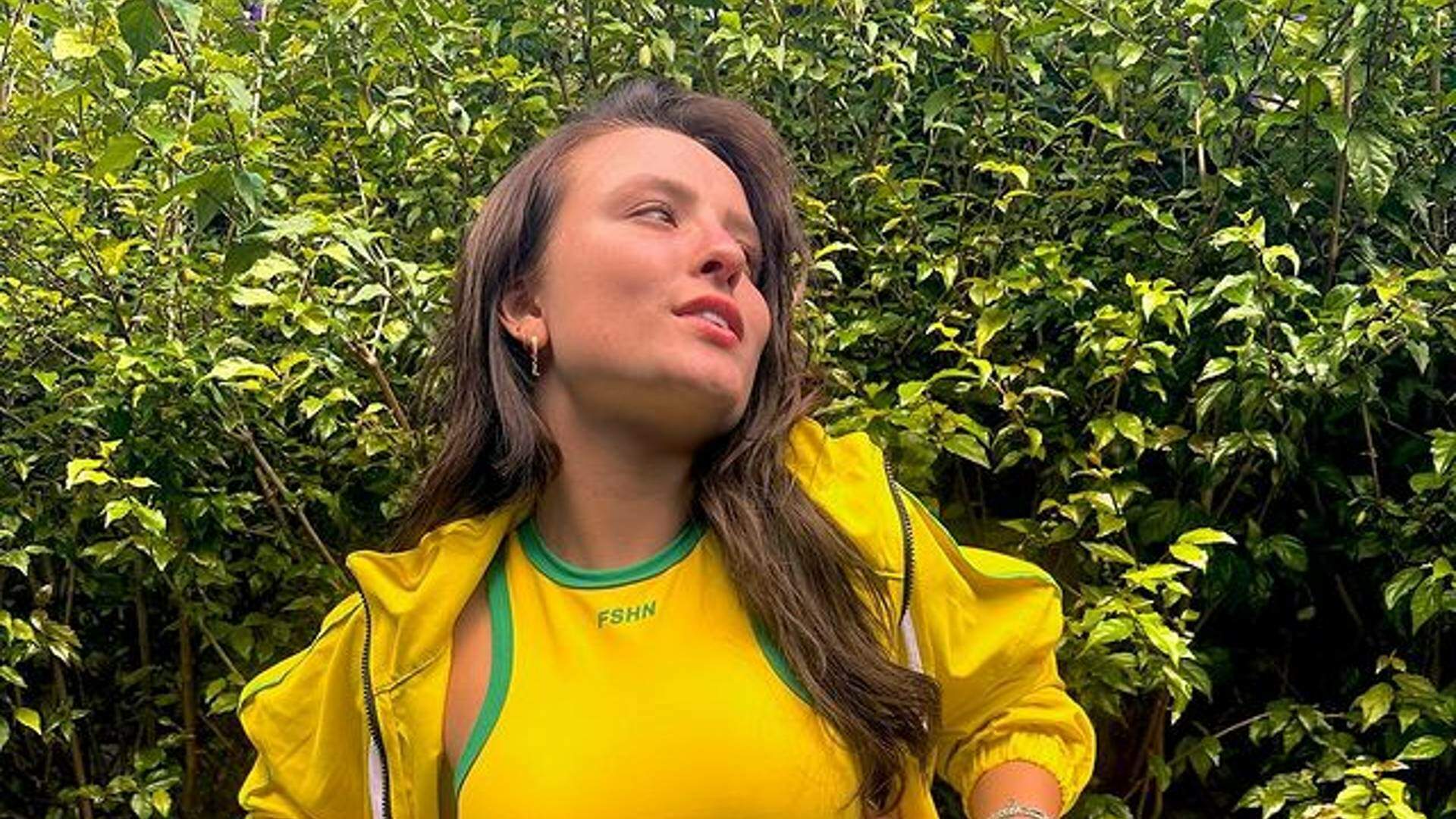 Larissa Manoela rebola funk com vestido PP e não percebe que bumbum está saindo: “Bem sensual” - Metropolitana FM
