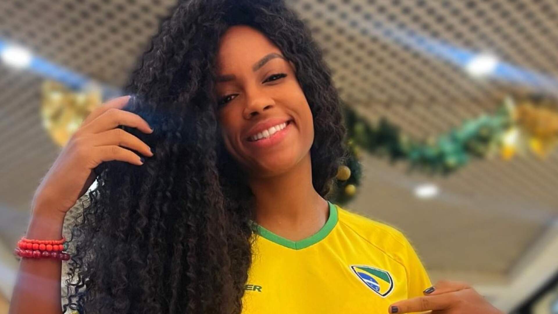 Lumena “autoriza” goleada do Brasil posando apenas com fio-dental da Seleção Brasileira