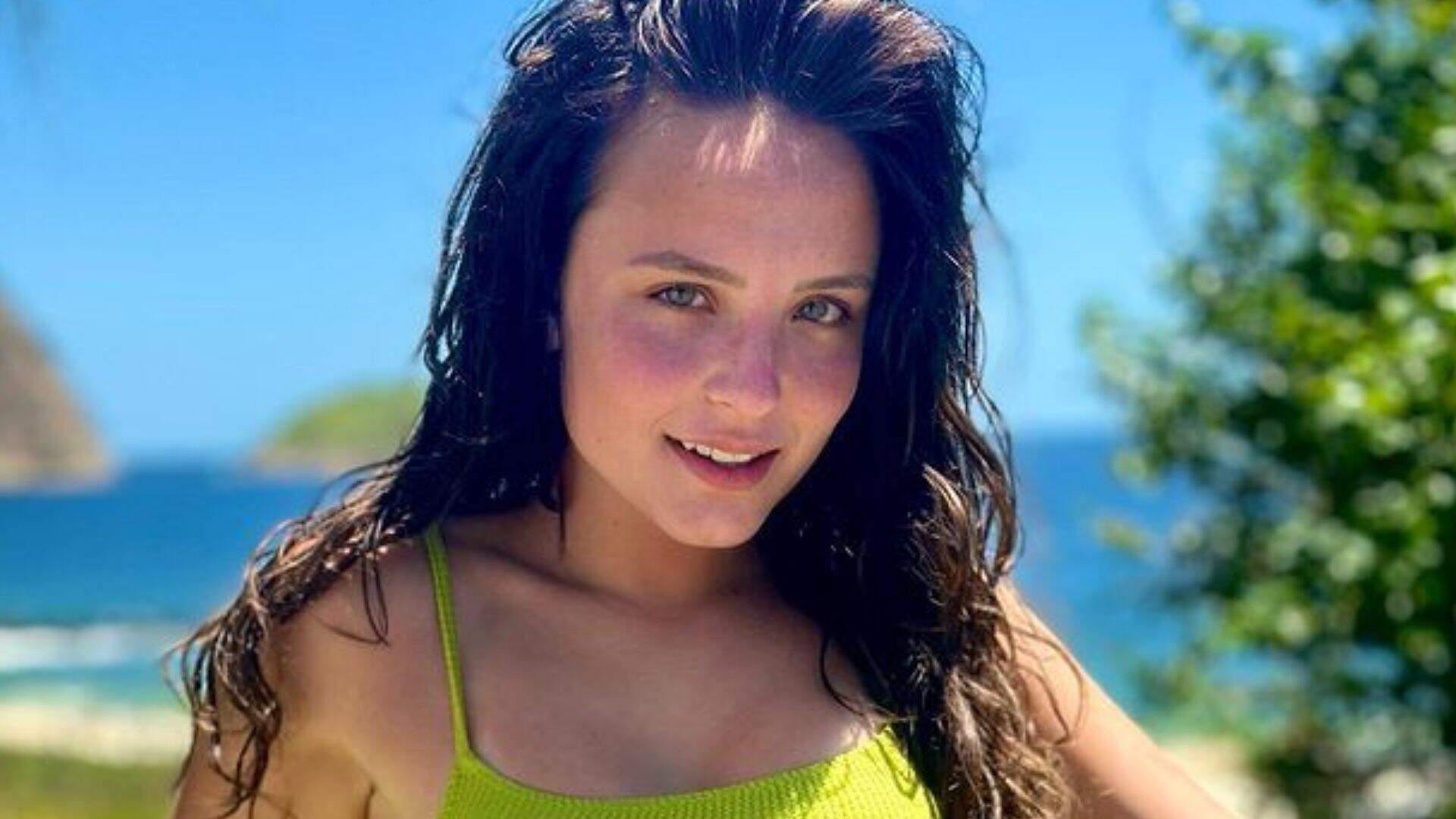 Larissa Manoela volta a provar que tem bumbum de ‘Mulher Melão’ no meio da praia: “Empinei”