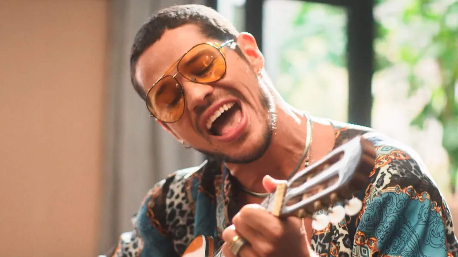 Conheça Lui Lorenzo, cantor pop e sedutor que está em decadência em ‘Vai na Fé’