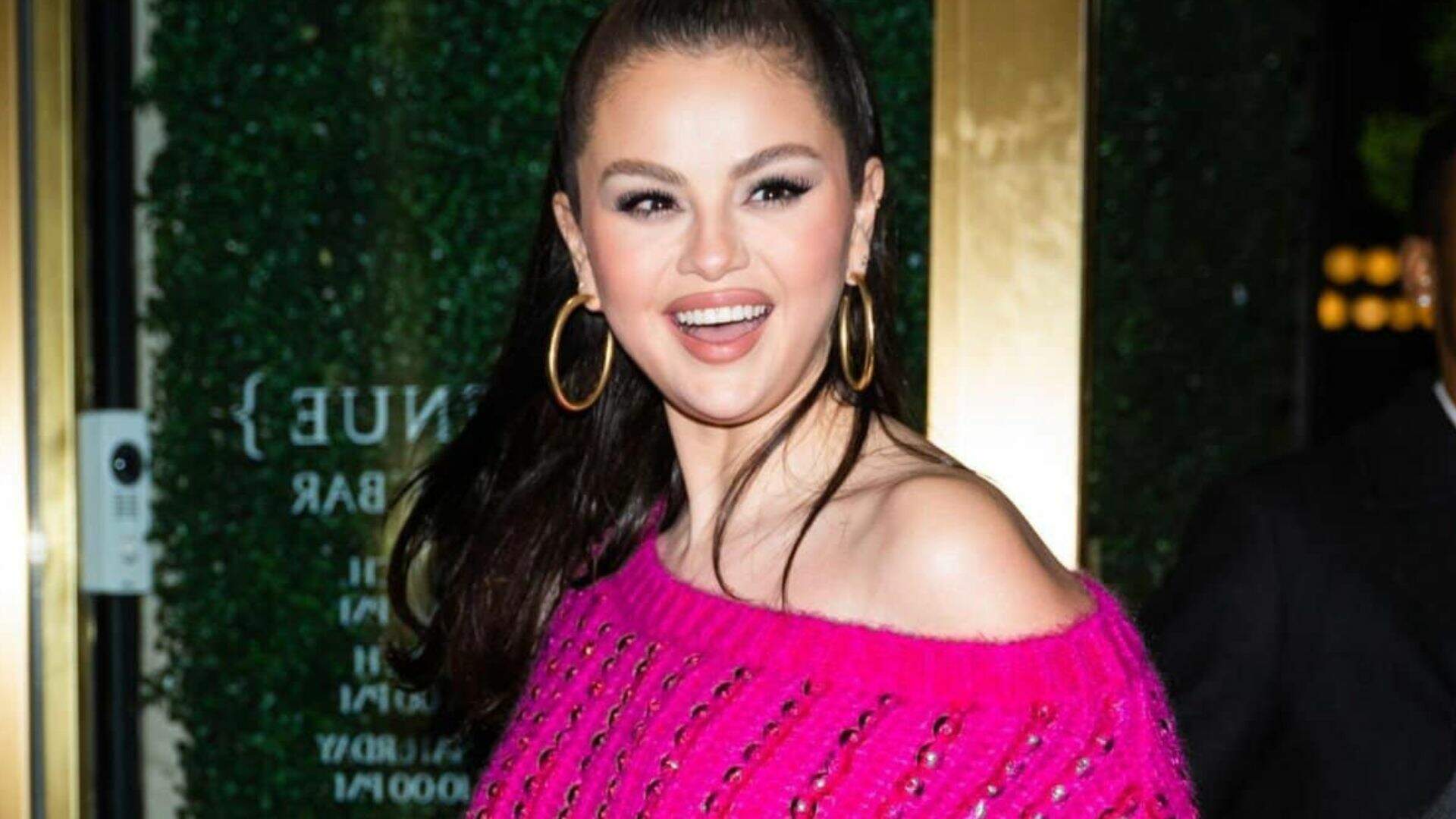 Selena Gomez adota tendência barbiecore e surge com look todo pink