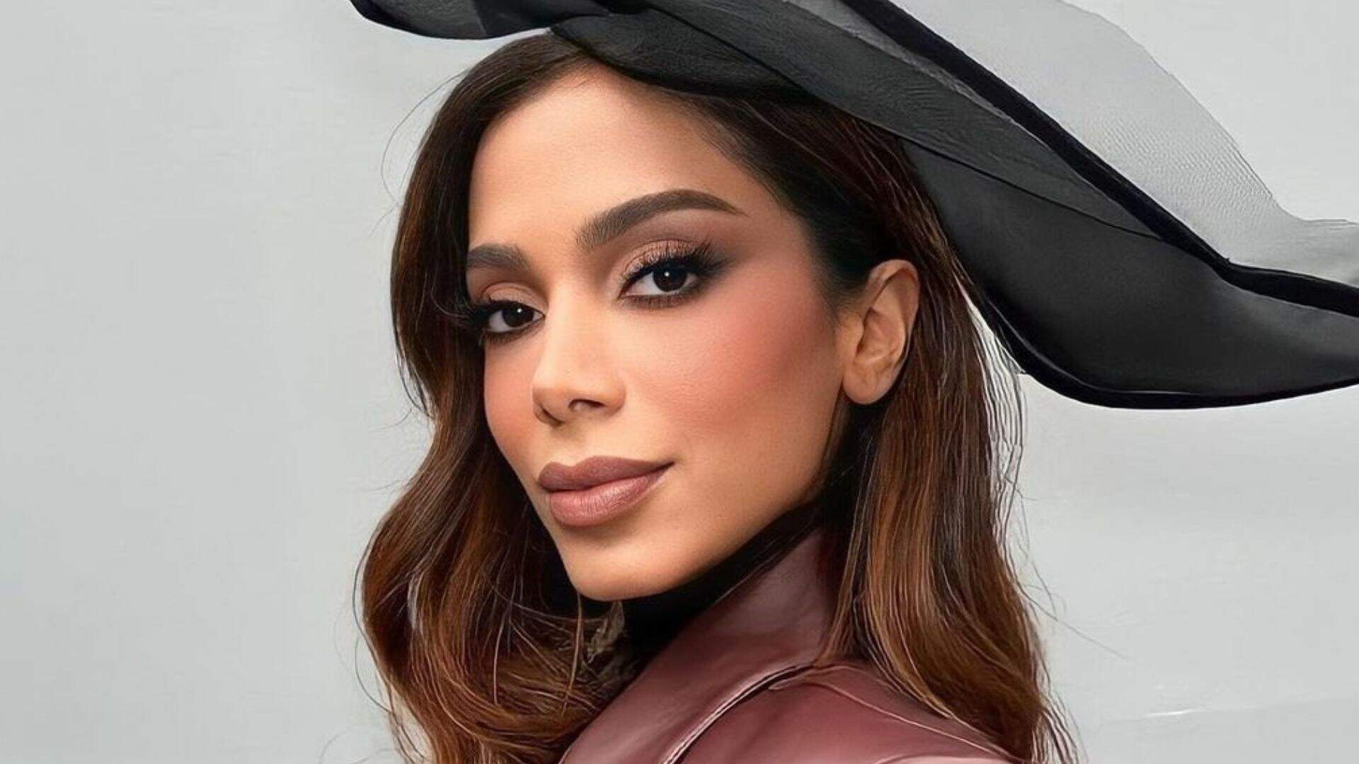 Puro luxo! Anitta surge impecável no red carpet do Amazon Music Live - Metropolitana FM