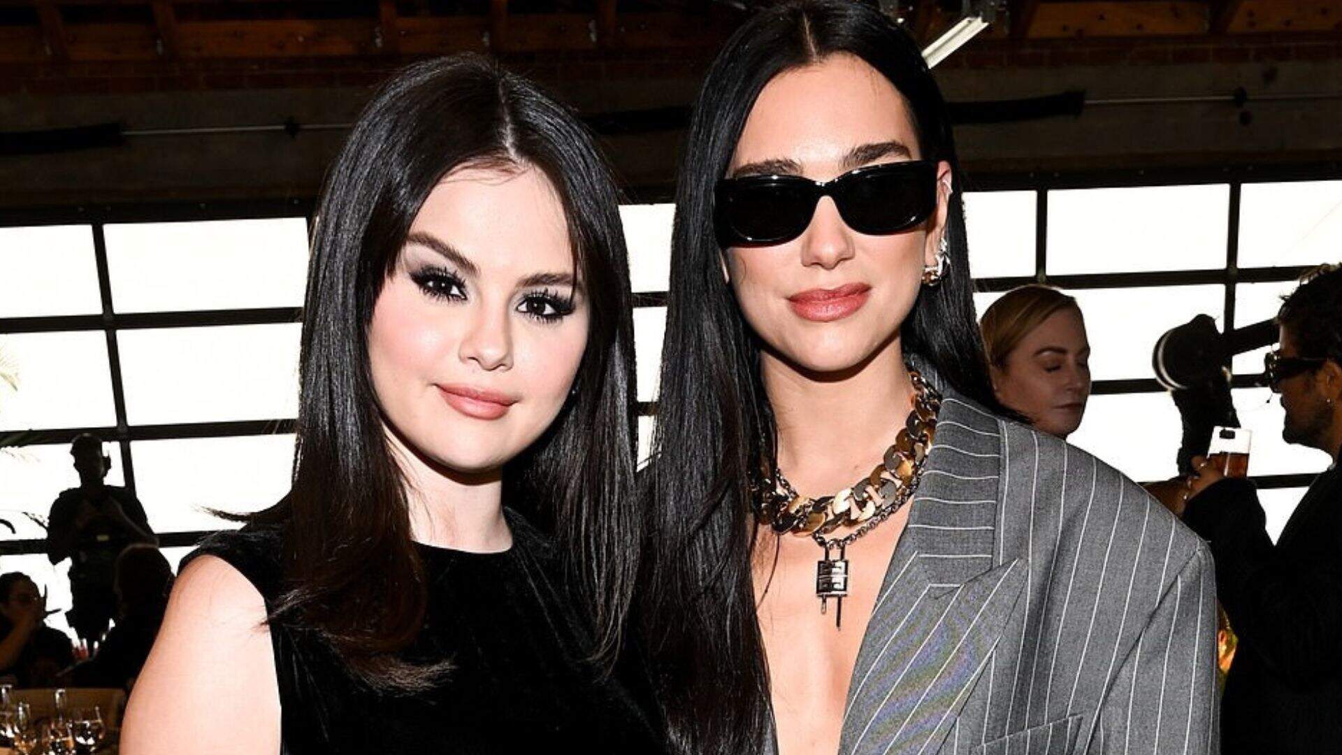 Selena Gomez e Dua Lipa marcam presença em evento com looks sofisticados; veja fotos - Metropolitana FM