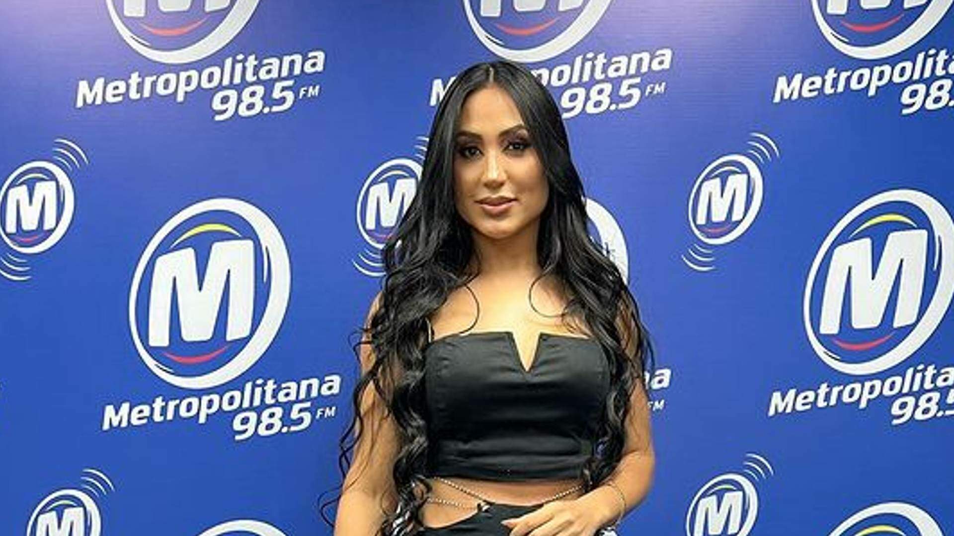 Dayanne Bezerra usa top pequeno demais na ‘Farofa da Gkay’ e parte dos seios quase escapam - Metropolitana FM