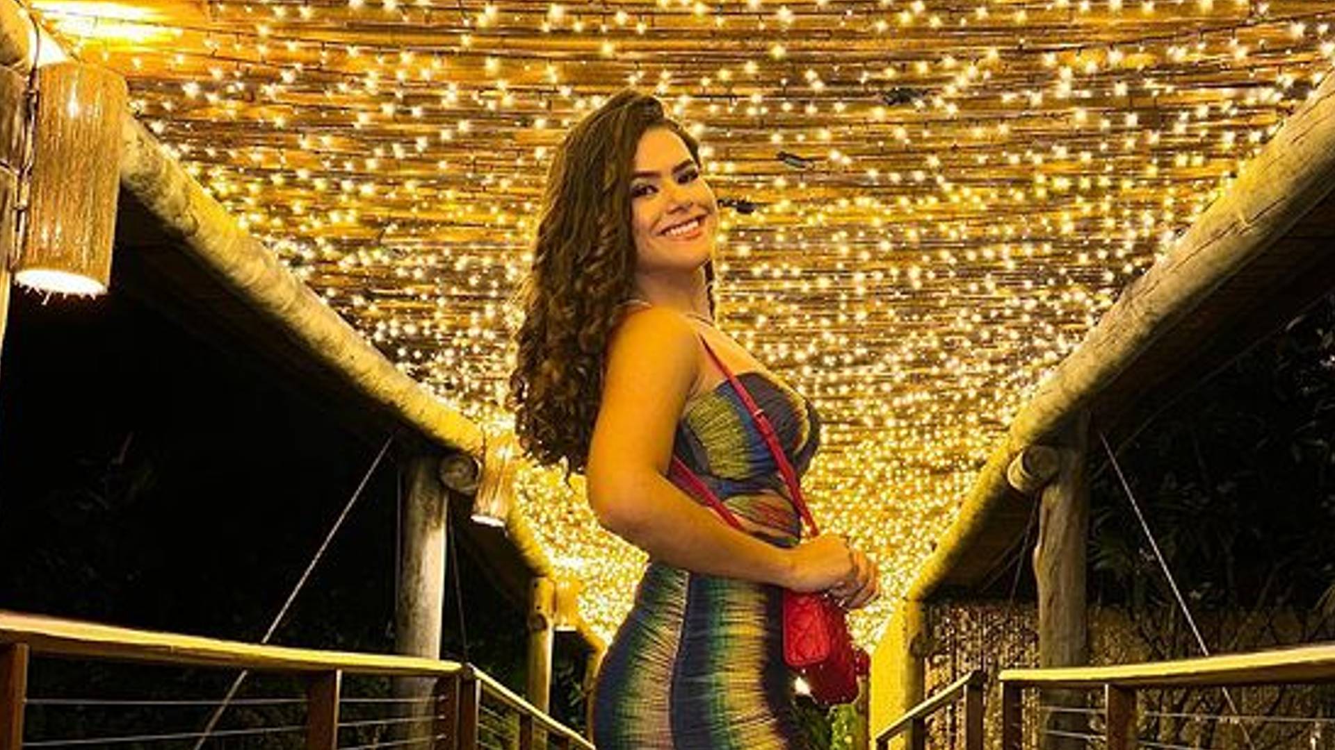 Maisa Silva aposta em vestido minúsculo e volume  do bumbum é comparado com de Mulher Melão