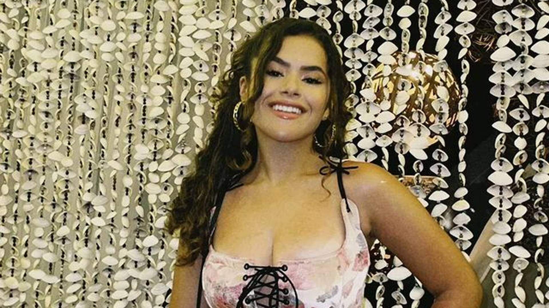 Vento levanta vestido de Maisa Silva e revela bronze íntimo e coxas torneadas: “Que volume, hein” - Metropolitana FM