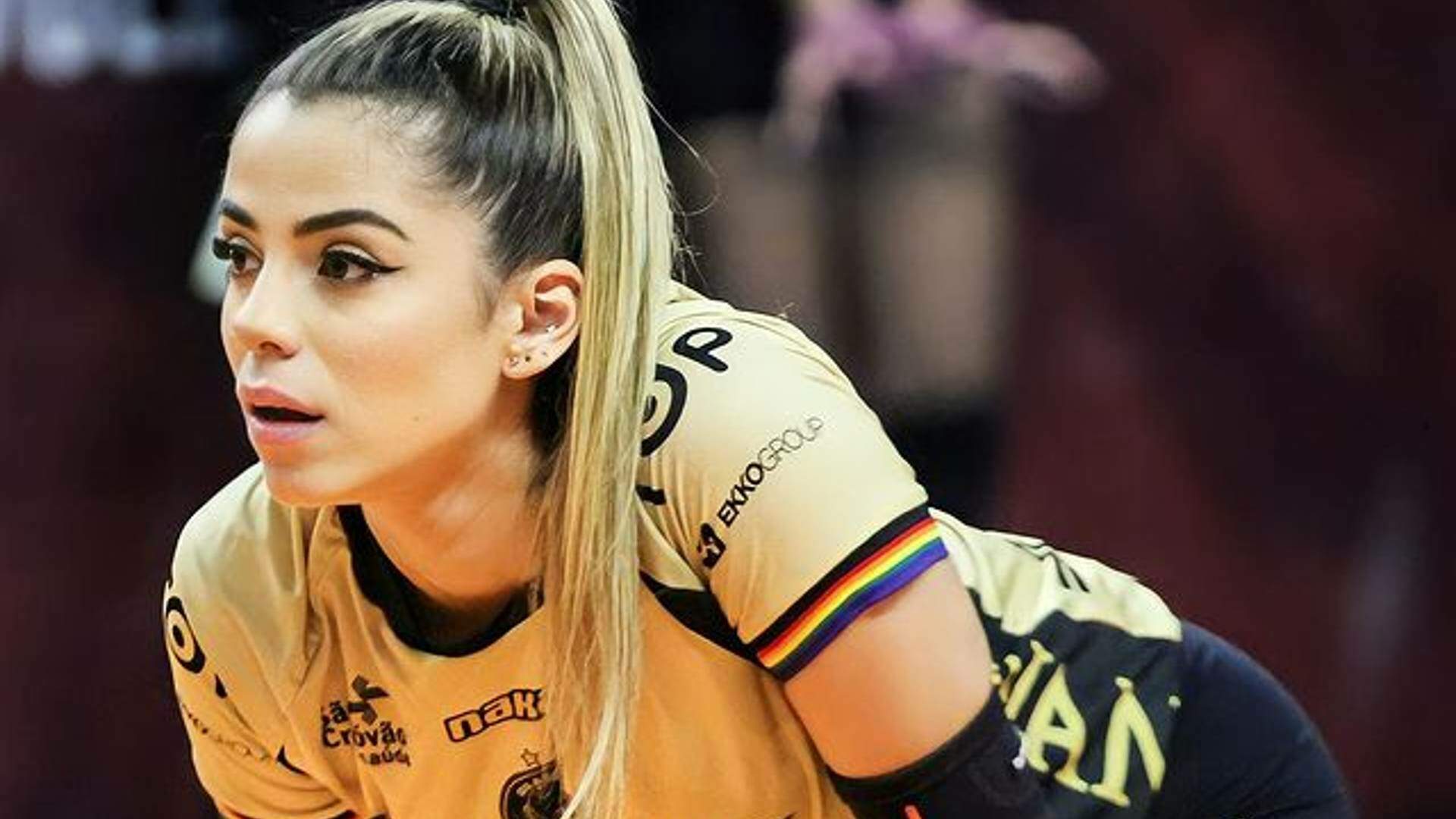 Key Alves, jogadora de vôlei cotada para o BBB23, posa de fio-dental e levanta bumbum com as mãos - Metropolitana FM