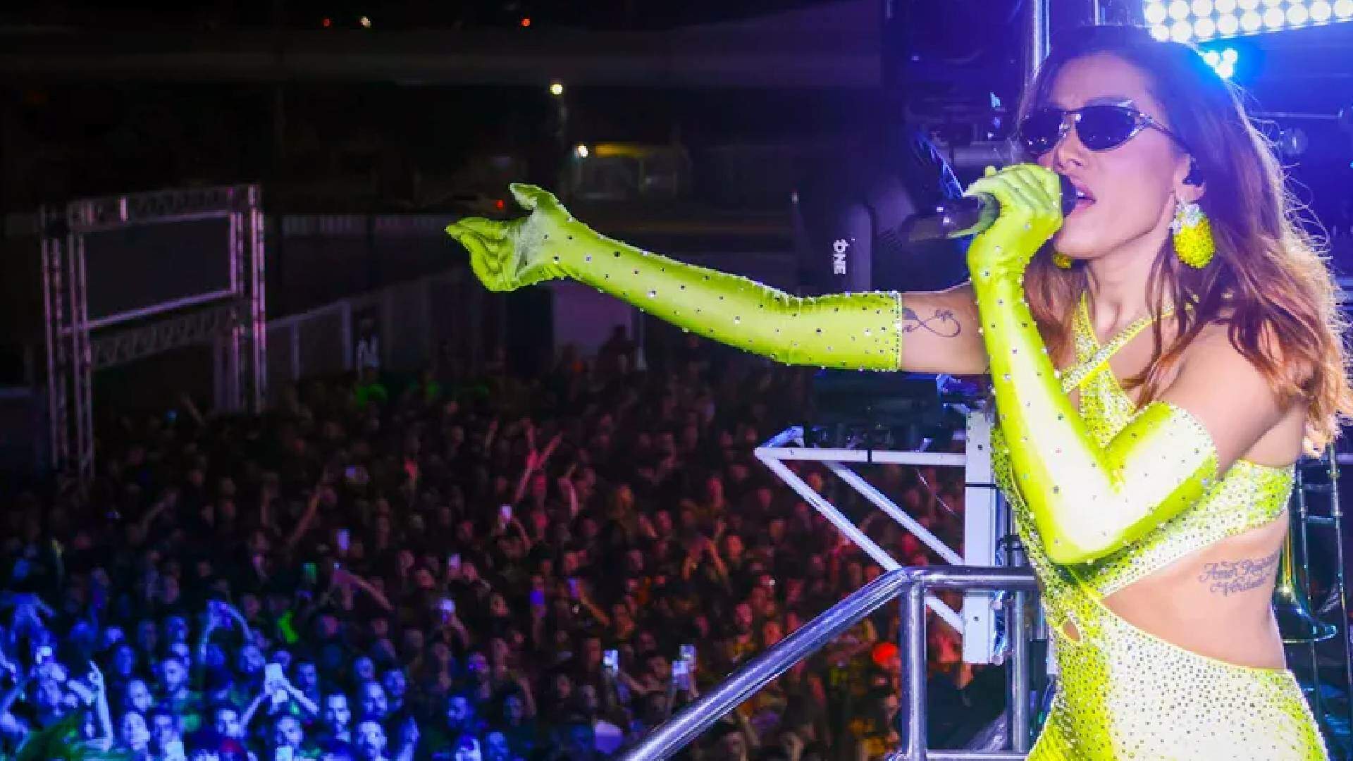 Anitta passa sufoco com fãs durante show no bloco do Carnatal e faz sério desabafo  - Metropolitana FM