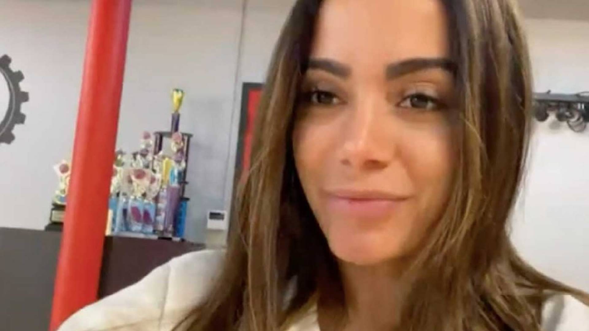 Após internação, Anitta é diagnosticada com vírus que pode causar grave doença neurológica - Metropolitana FM