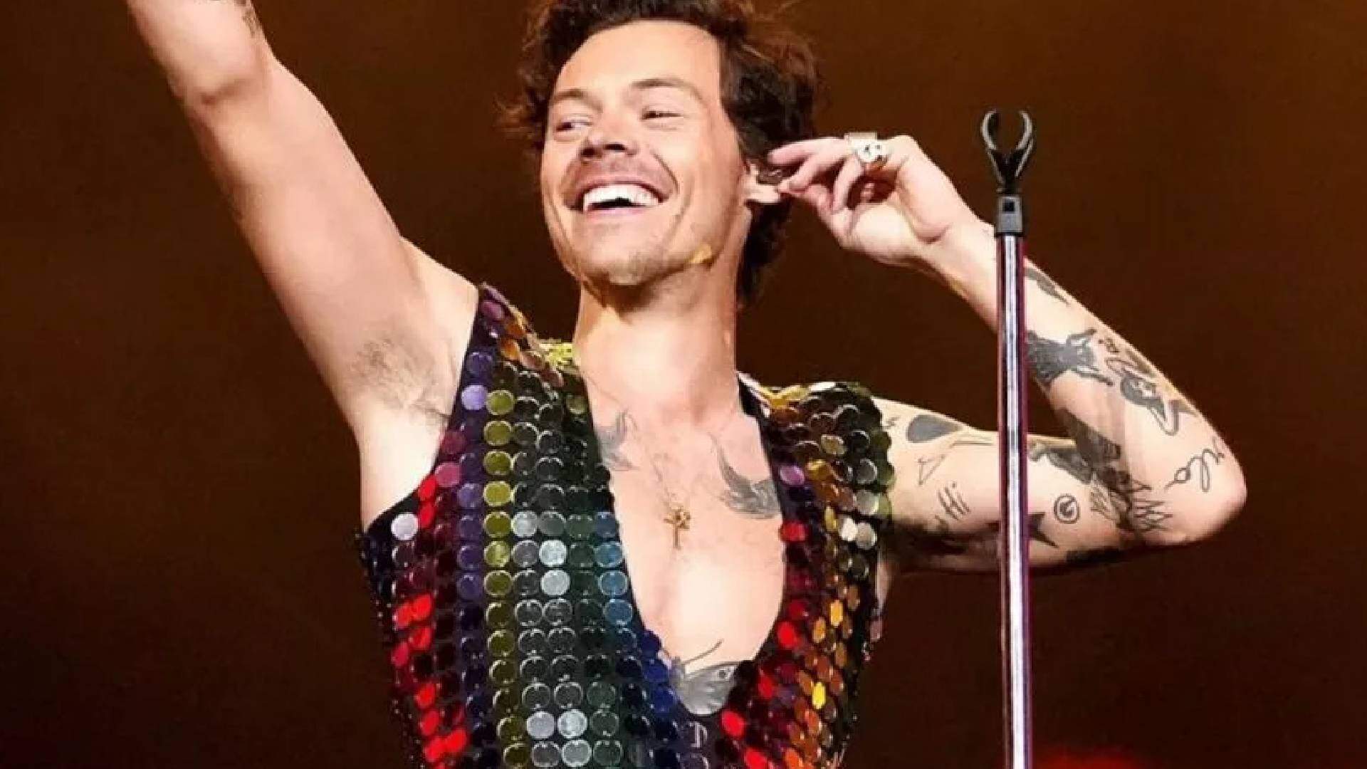 Harry Styles rasga a calça durante show em São Paulo e cena viraliza na web