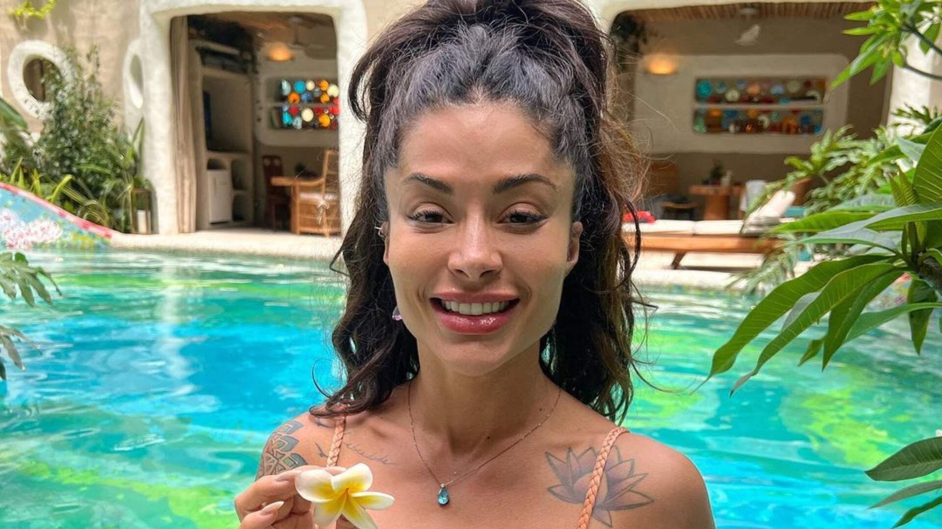 Na piscina, Aline Campos faz selfie empinando o bumbum molhado: “Sem filtro e sem maquiagem” - Metropolitana FM