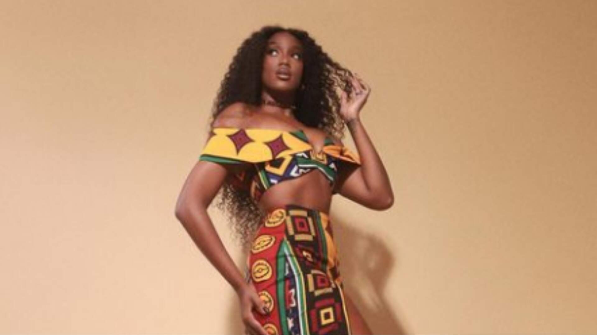 Iza aposta em look poderoso com estampa afro para semifinal do “The Voice Brasil”