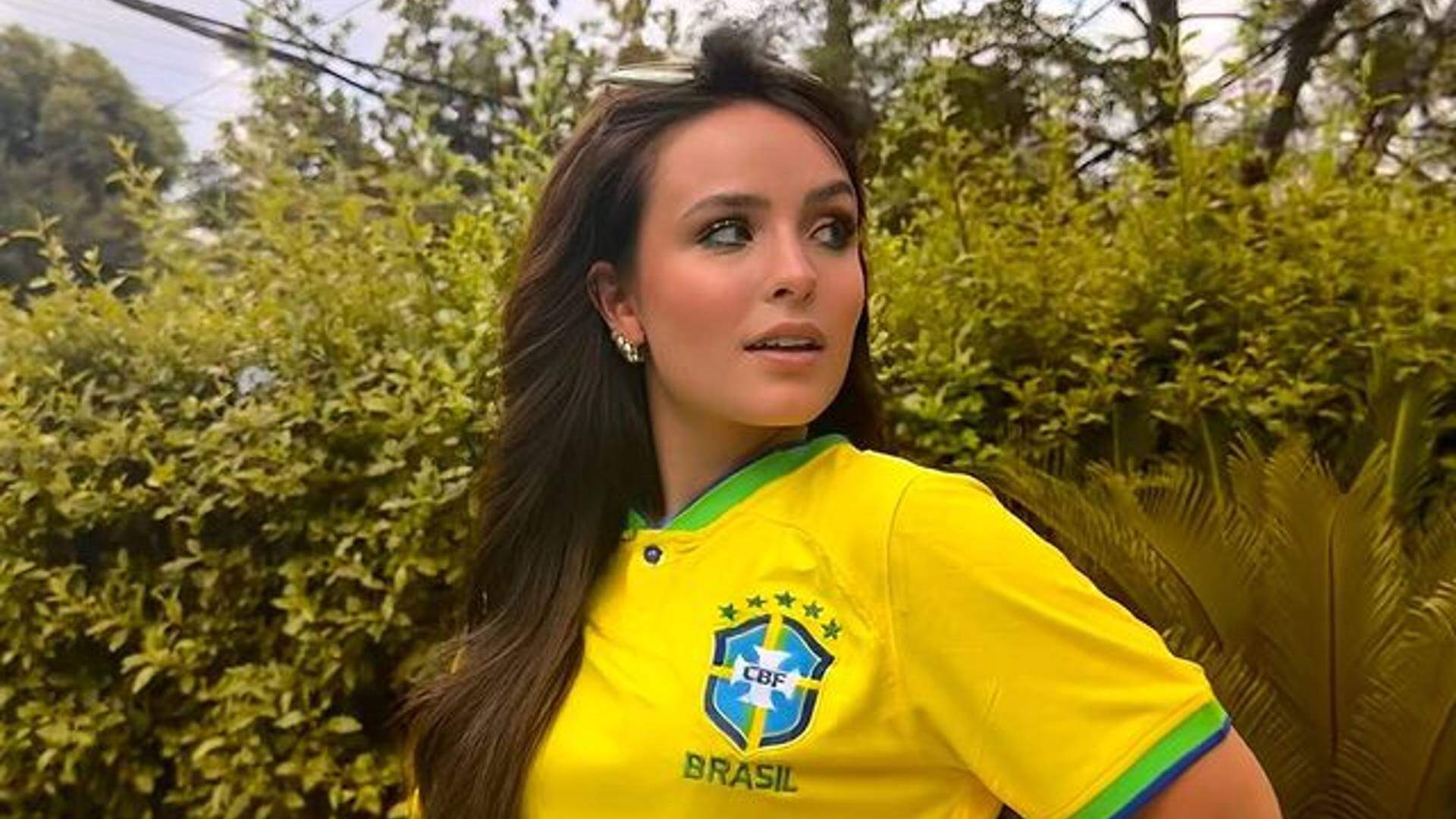 Após jogo do Brasil, Larissa Manoela levanta a perna demais e saia sobe no volume GG: “Ops” - Metropolitana FM