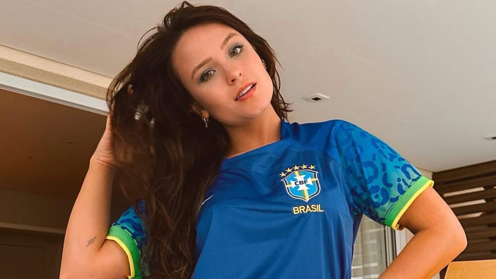 Larissa Manoela arrisca no samba e rebola com vestido curto em clima de Copa do Mundo