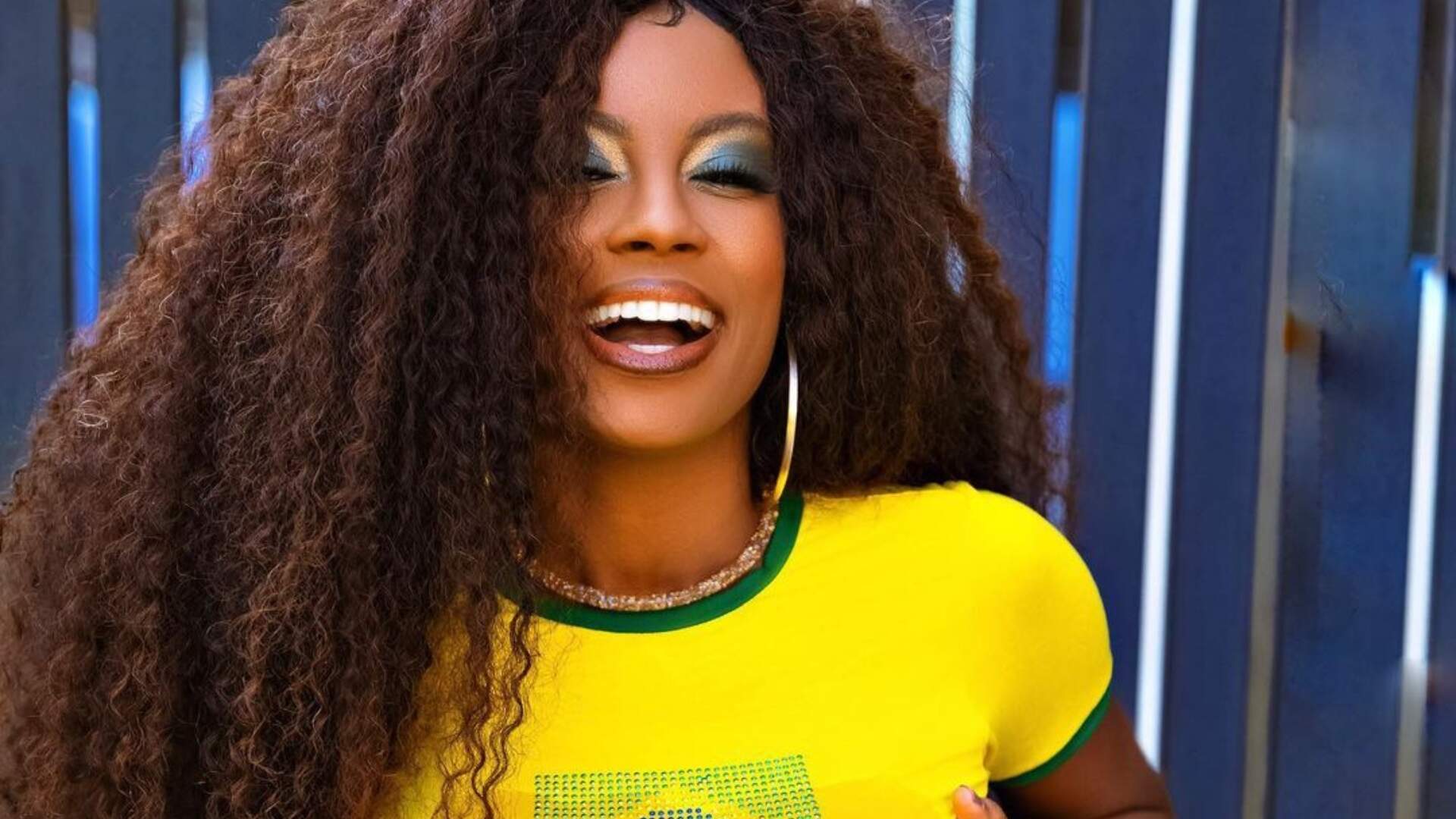 Lumena molha a camiseta do Brasil e mostra como vai torcer pra Seleção: “Qual o placar?” - Metropolitana FM