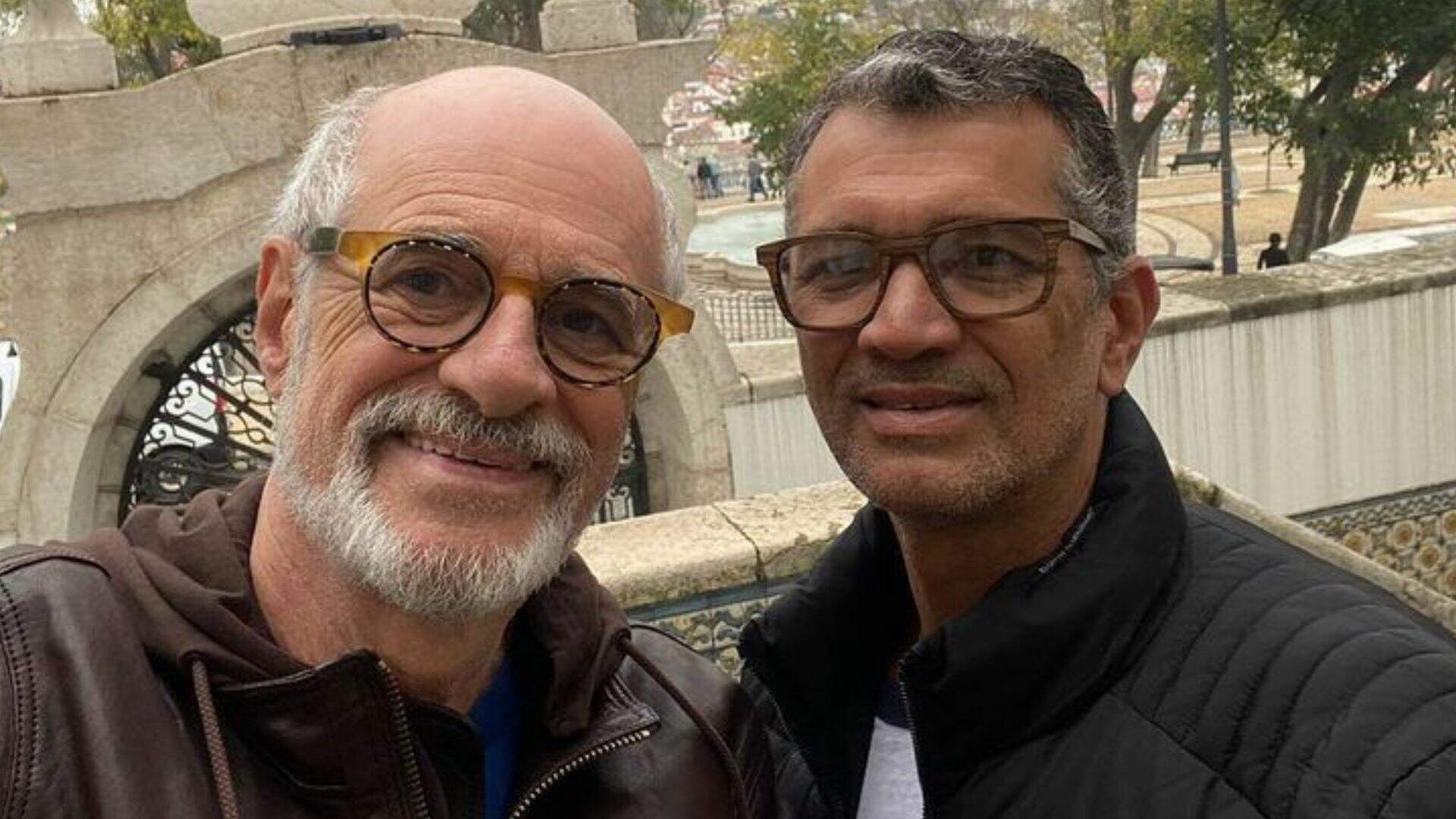 O amor está no ar! Aos 70 anos, ator Marcos Caruso troca alianças com parceiro em Portugal - Metropolitana FM