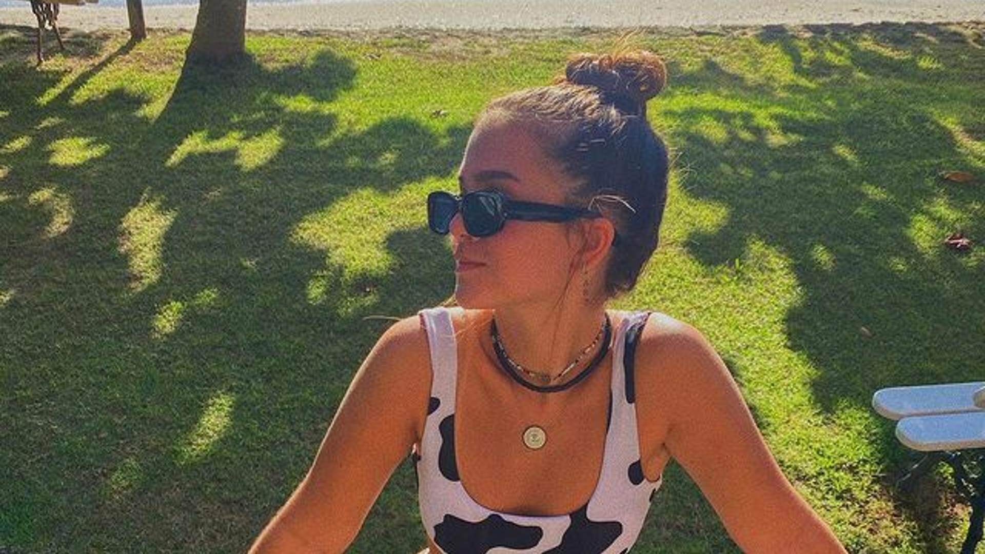 Mel Maia coloca saia PP com roupa quase transparente e tenta dar sarrada no seu próprio bumbum - Metropolitana FM