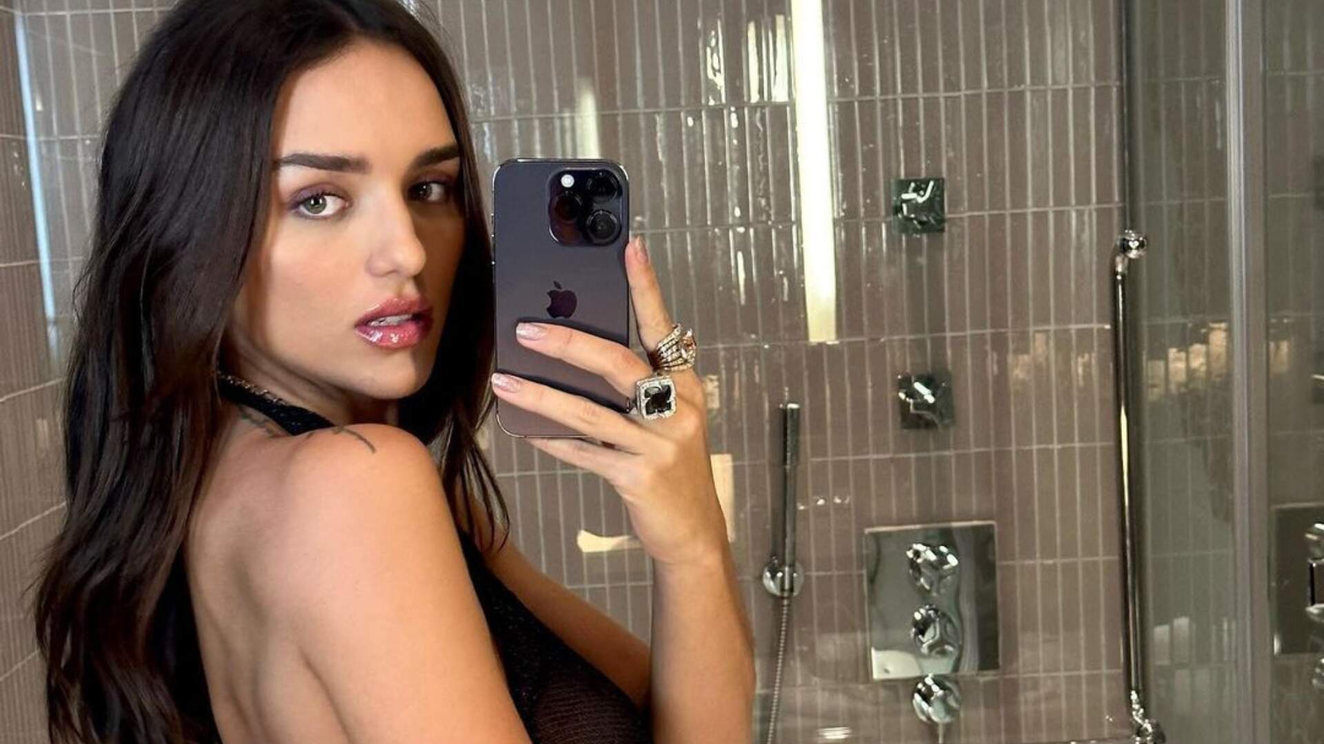 Rafa Kalimann “testa” câmera do novo celular sensualizando de roupa transparente no banheiro