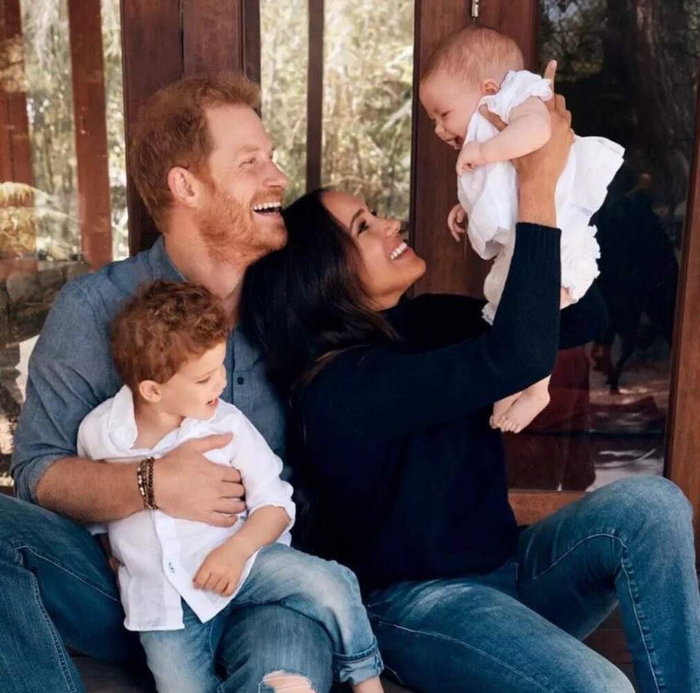 Os Duques de Sussex com os filhos: Archie e Lilibet. (Foto: ALEXI LUBOMIRSKI/DUKE AND DUCHESS OF SUSSEX)