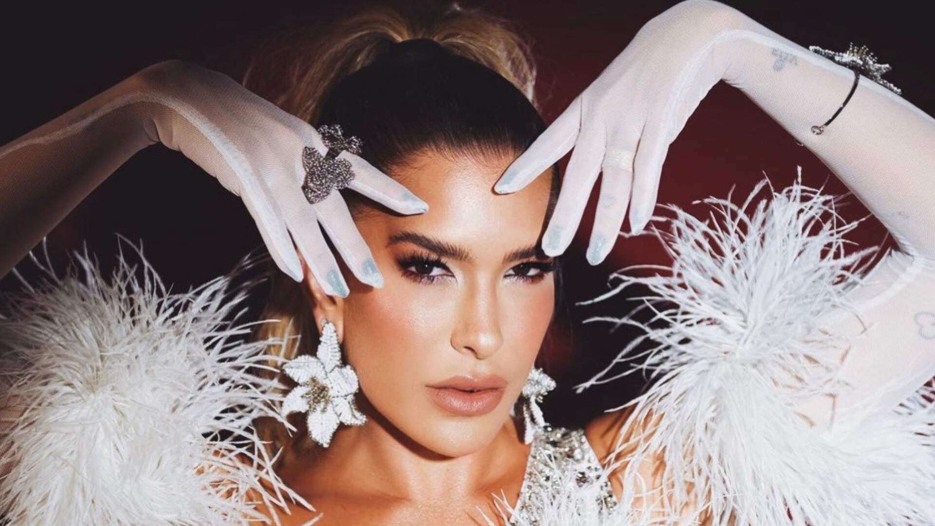Lore Improta aposta em look cut out com brilhos e plumas para ensaio do “Carnaval 2023“