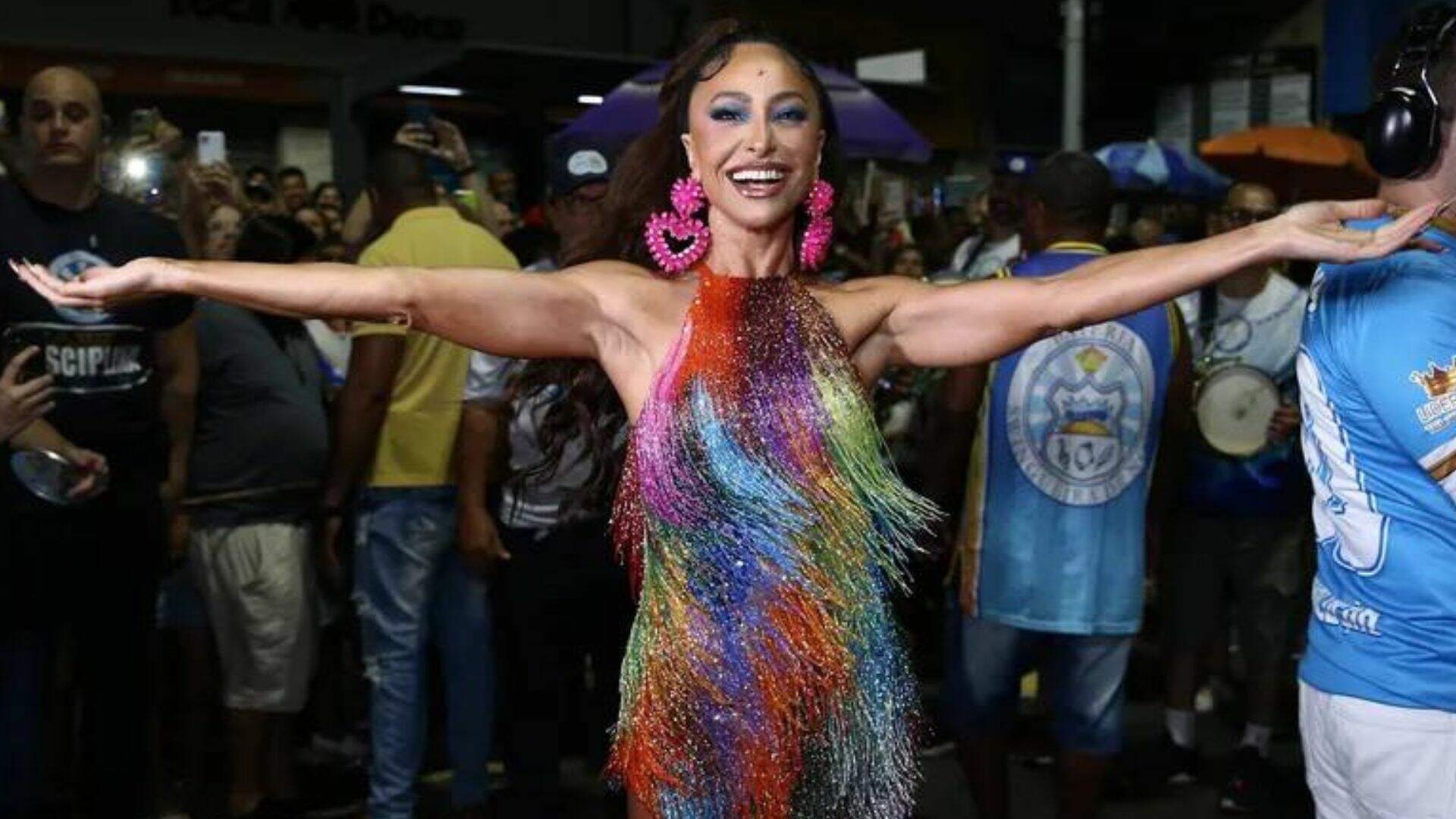 Sabrina Sato brilha com vestido de mais de R$ 10 mil em ensaio de rua da Unidos de Vila Isabel - Metropolitana FM