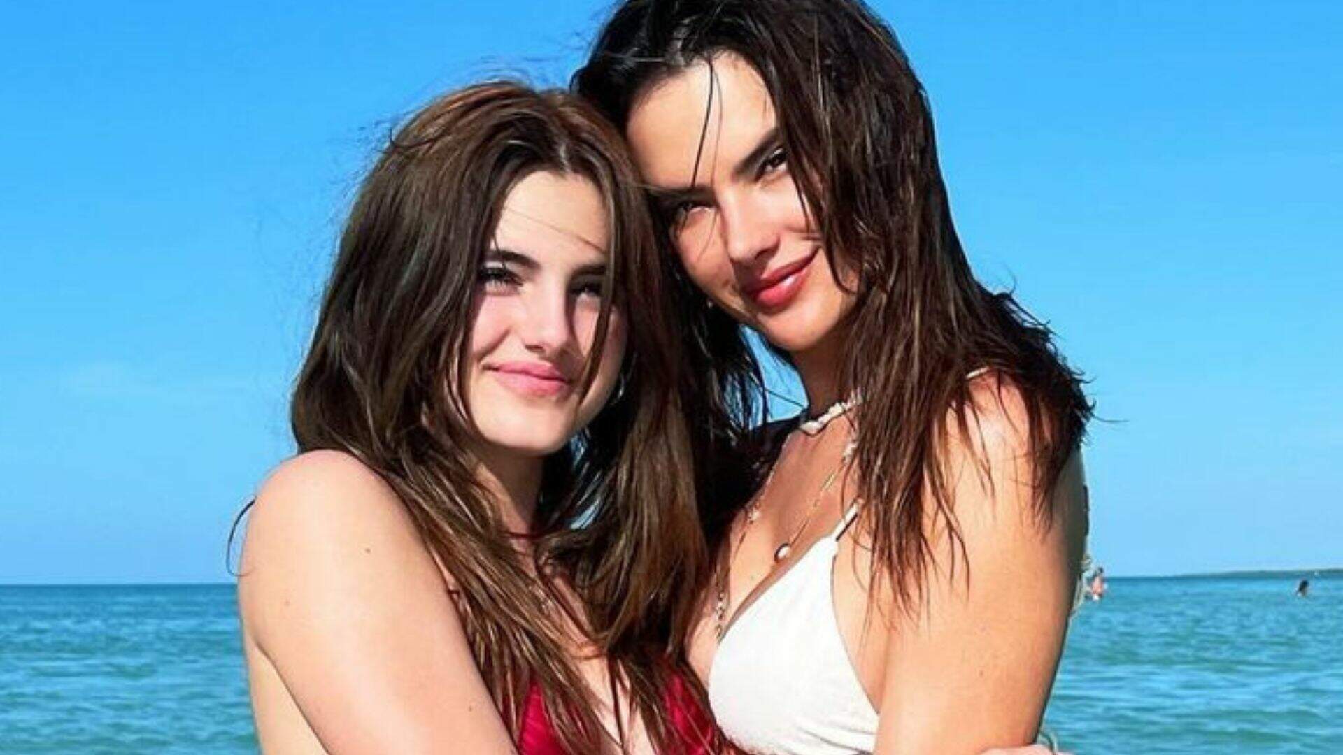 Alessandra Ambrósio curte dia de praia com a filha adolescente e semelhança surpreende: “Gêmeas”