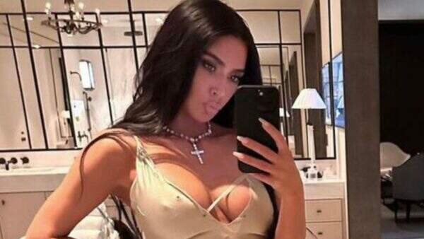 Kim Kardashian aposta em vestido de seda colado ao corpo e impressiona seguidores