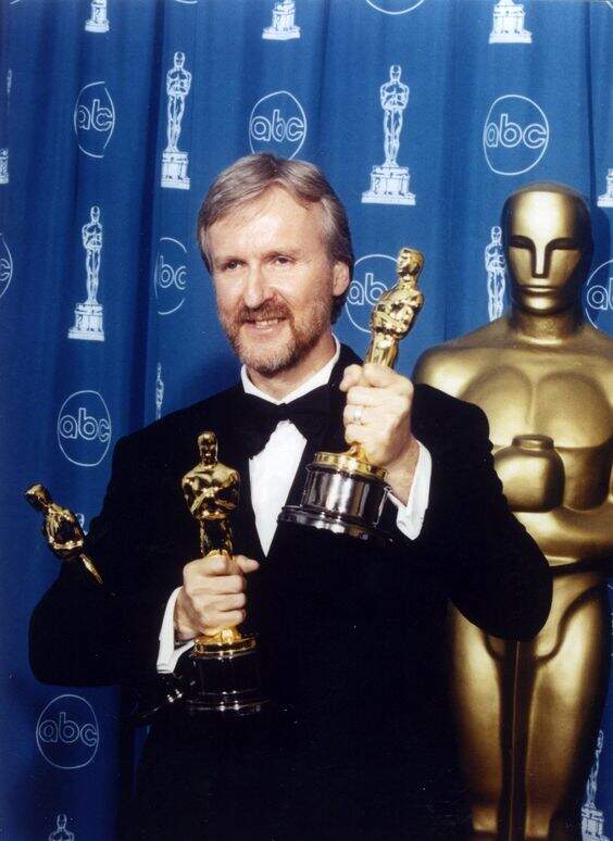 James Cameron no Óscar de 1998 com os prÊmios de Melhor Filme, Melhor Diretor e Melhor Edição. (Foto: Academy Awards)