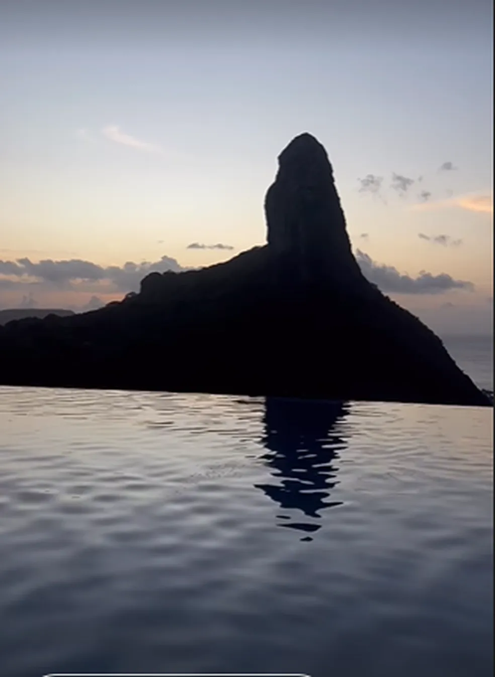 Piscina de borda infinita com vista para o Morro do Pico, em Noronha — Foto: Reprodução/Instagram