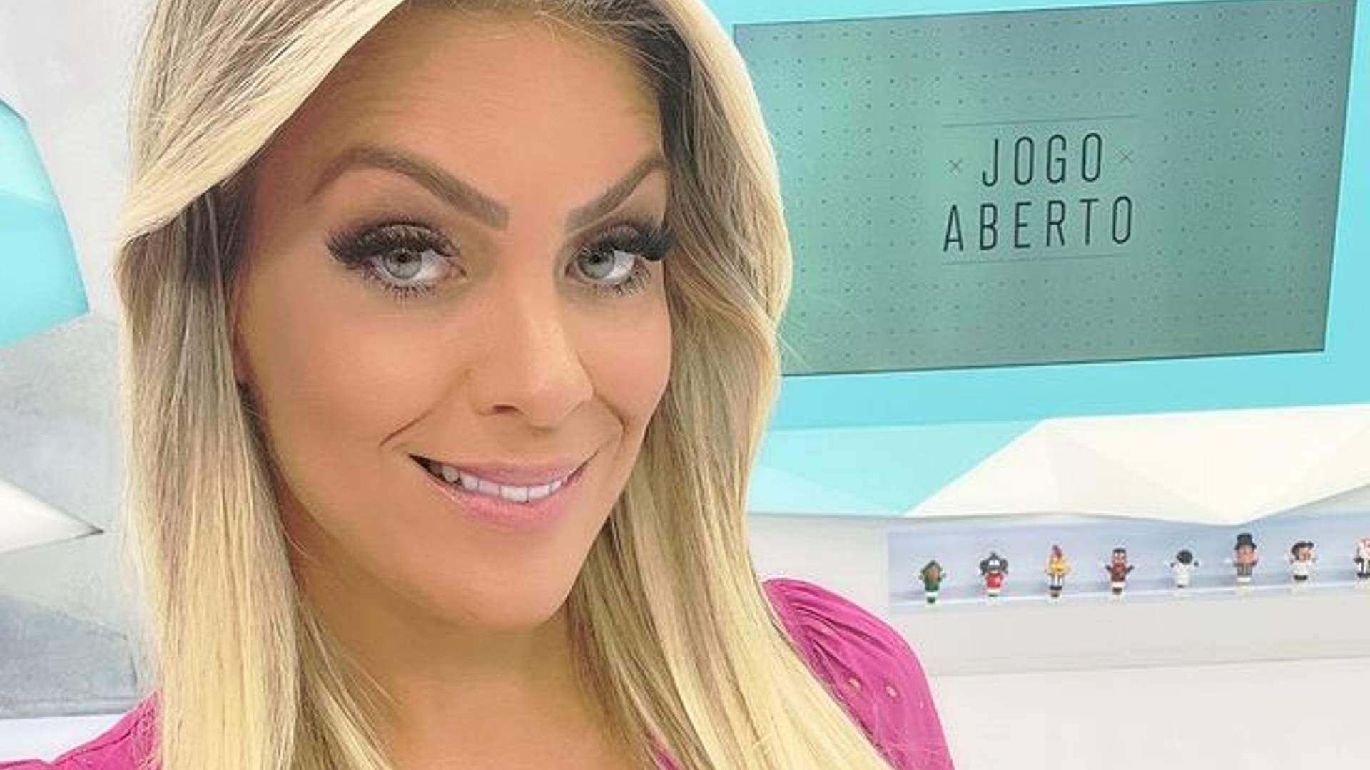 Renata Fan compartilha foto rara bronzeando o corpo com biquíni PP: “A jornalista mais sexy” - Metropolitana FM